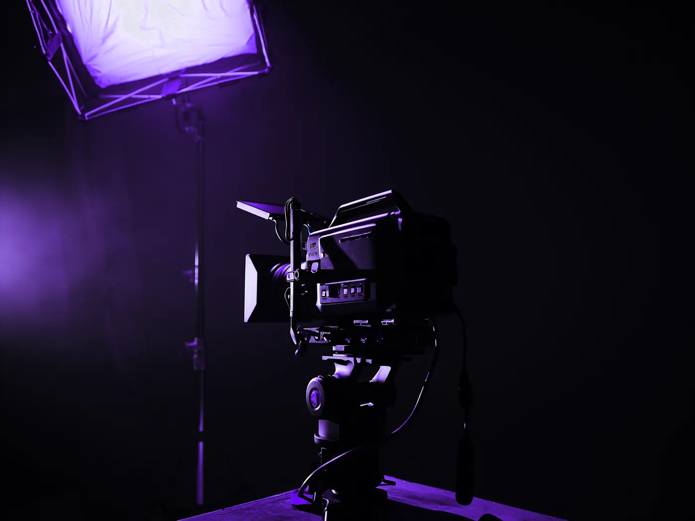 Cámara de cine en un estudio: producción de contenido y publicidad