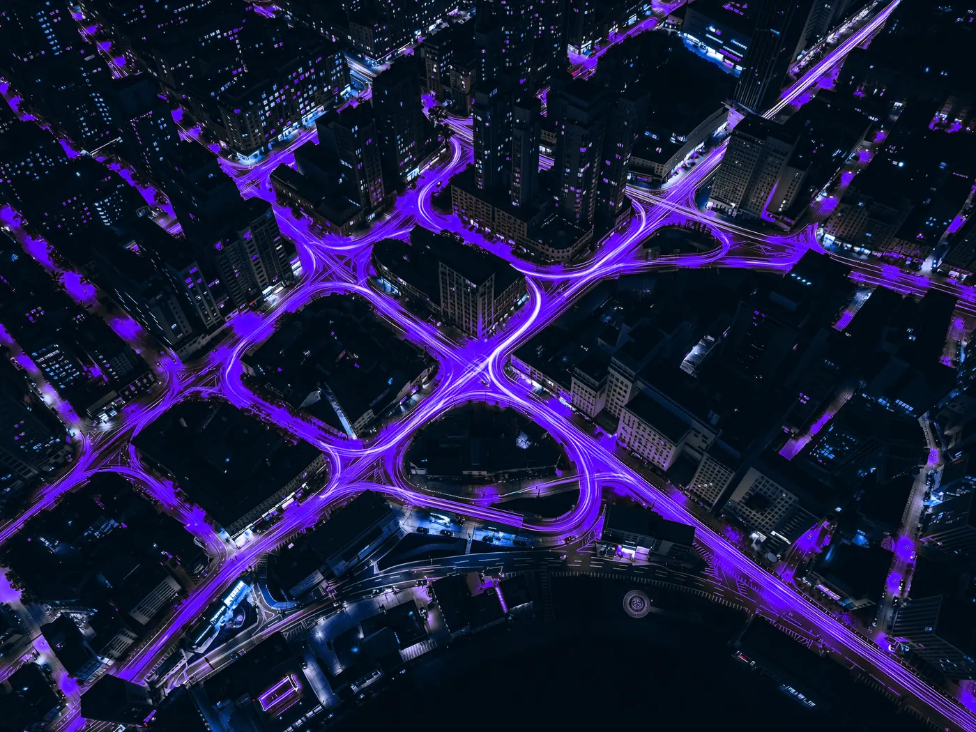 Ciudad de noche con calles iluminadas en violeta: marketing automatizado